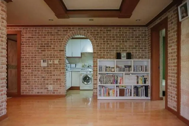 5 Minute Walk From The Subway Station 아파트 *