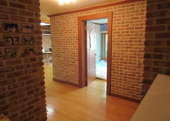 아파트 5 Minute Walk From The Subway Station