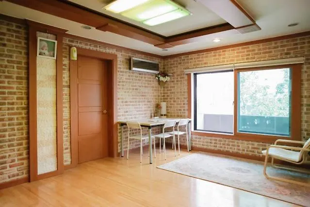 5 Minute Walk From The Subway Station 아파트
