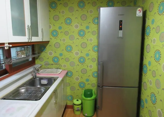 아파트 5 Minute Walk From The Subway Station