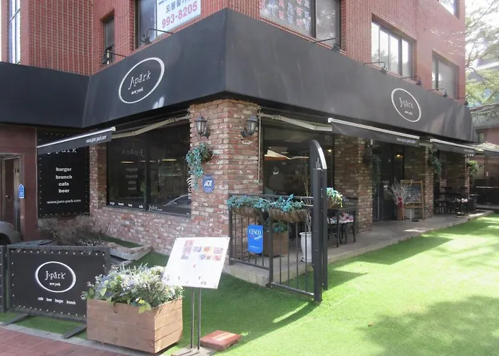 아파트 5 Minute Walk From The Subway Station