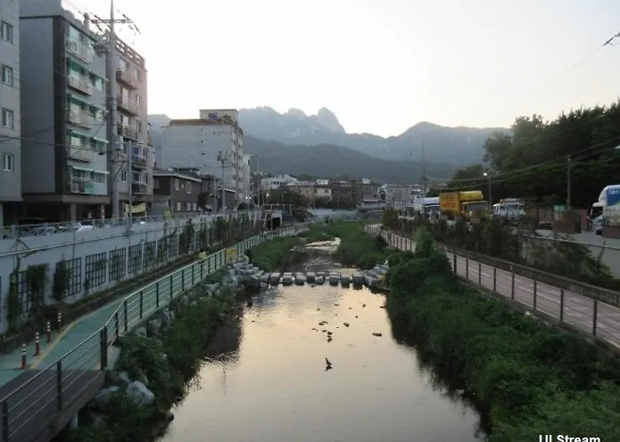 5 Minute Walk From The Subway Station 아파트 *