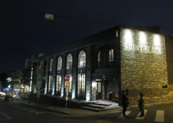 5 Minute Walk From The Subway Station 아파트 *