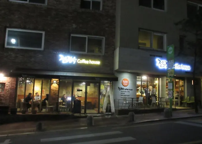 아파트 5 Minute Walk From The Subway Station