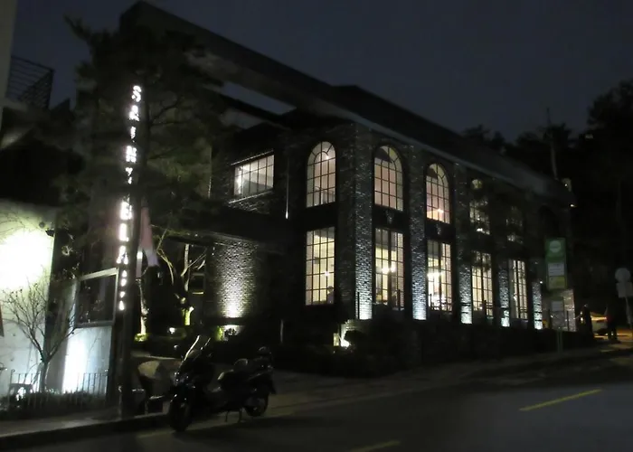 5 Minute Walk From The Subway Station